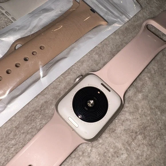 Apple Watch SE 40mm with Beige Band